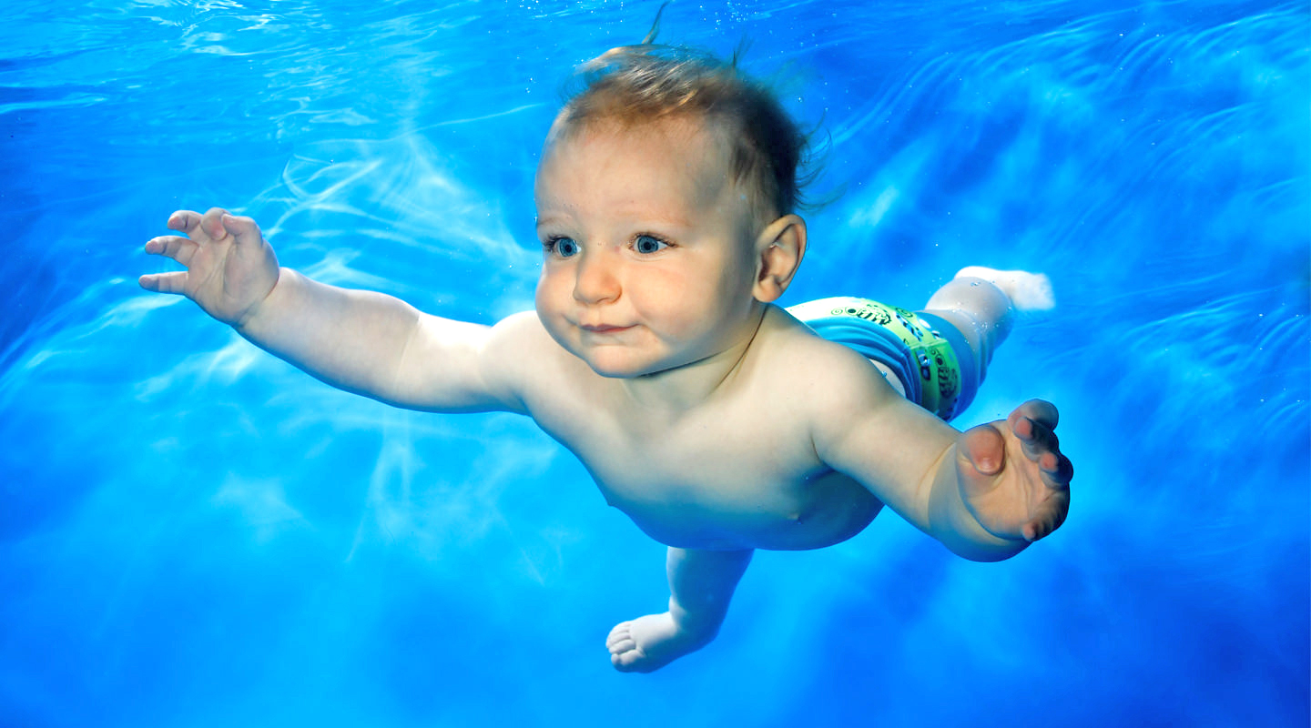 Мама я плыву москва. Аква бэби грудничковое плавание. Ребенок плывет. Swimming Lessons Baby.